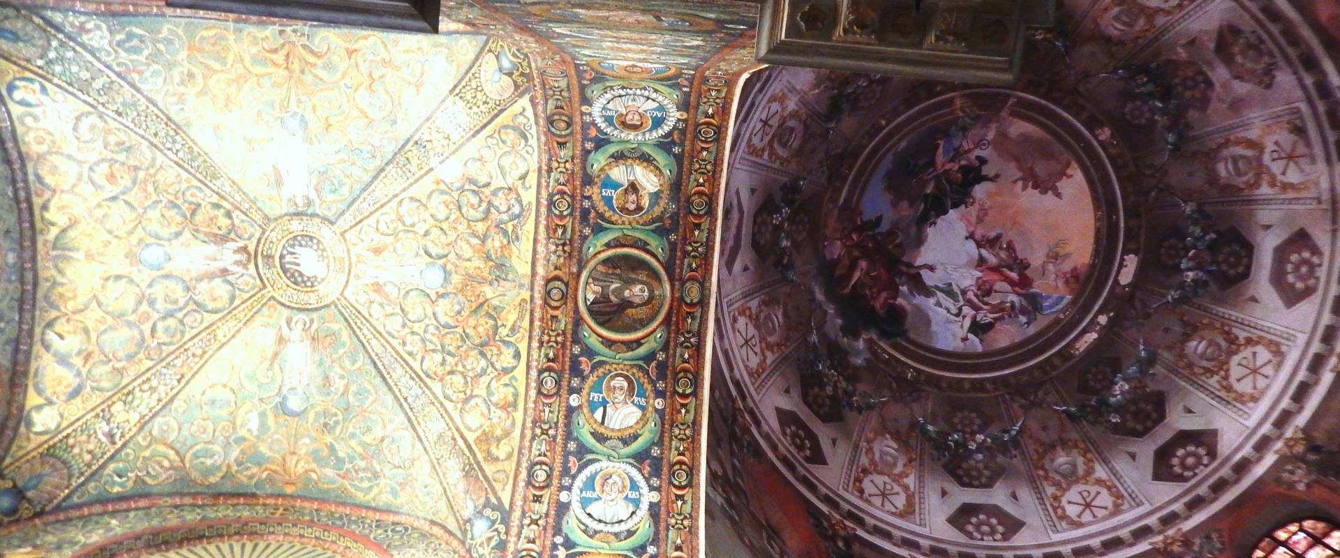 La cupola affrescata e la volta con decorazione musiva del presbiterio foto di Sofia Pan